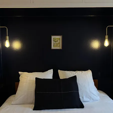 Parishome Style & Comfort At Unbeatable Location Apartment