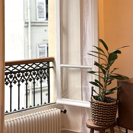 Apartment Parishome Style & Comfort At Unbeatable Location *