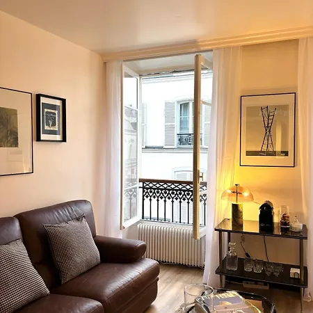 Parishome Style & Comfort At Unbeatable Location Apartment